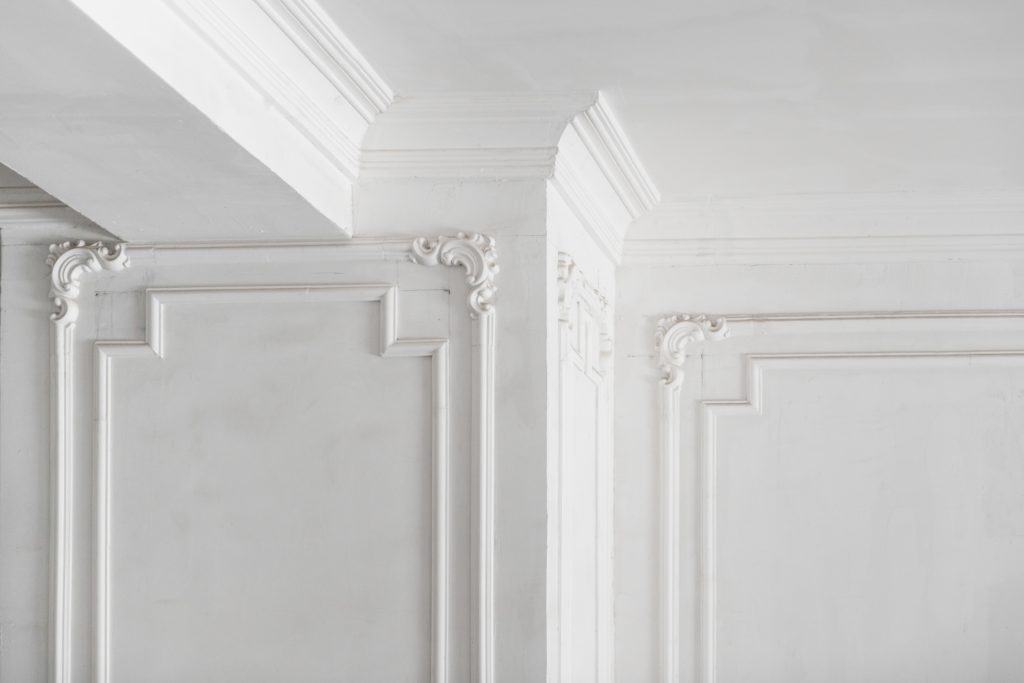 unfinished plaster molding on the ceiling and columns. decorative gypsum finish. plasterboard and painting works